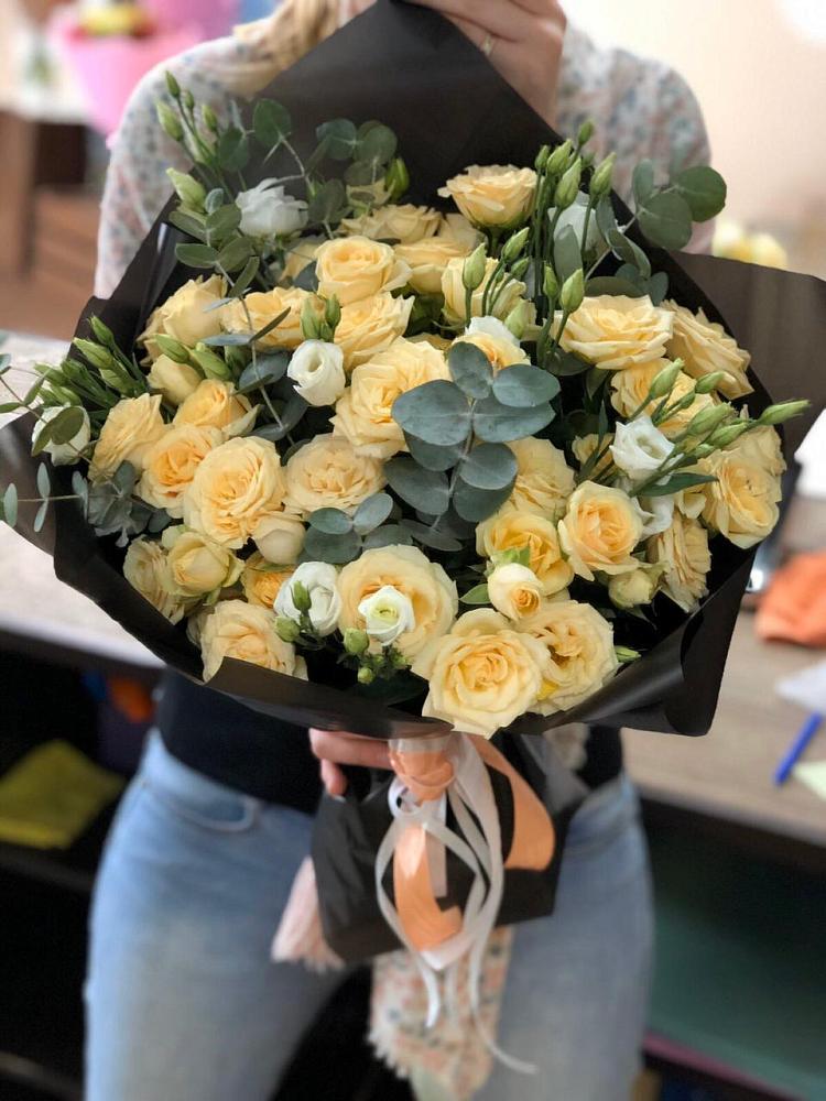 Букет цветов из: Розы и Лизиантусы в Ярково Новосибирской области