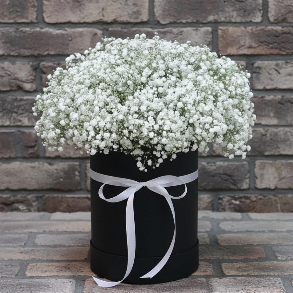 Цветочная композиция из Гипсофила в шляпной коробке в Ярково Новосибирской области