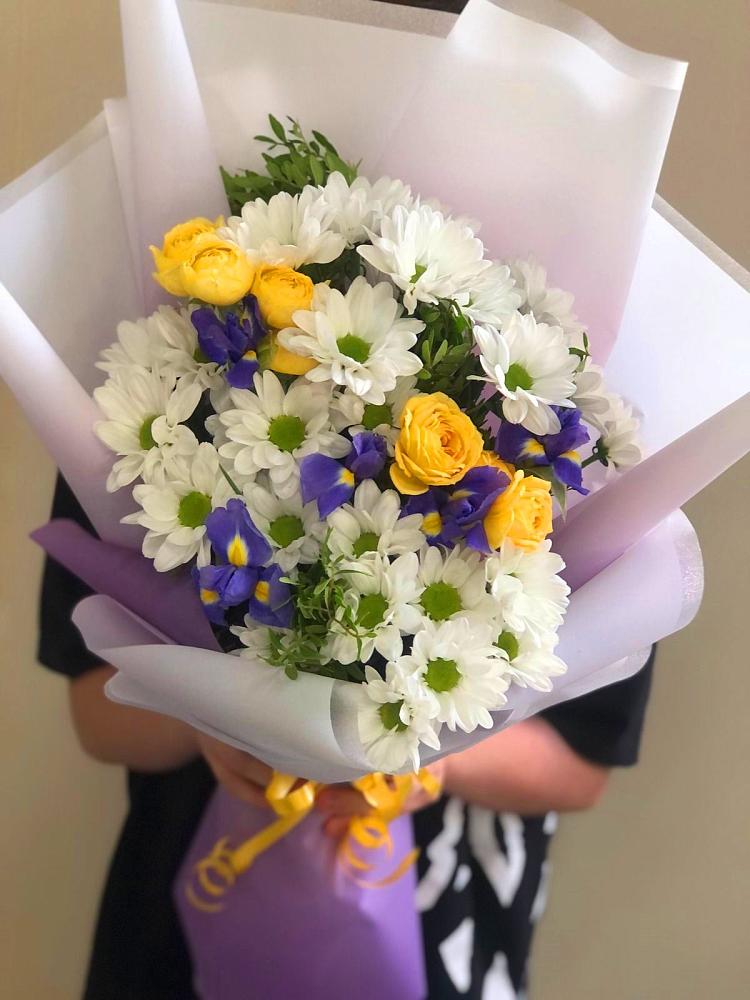Букет цветов из: Ирисы, Хризантемы и Розы в Ярково Новосибирской области