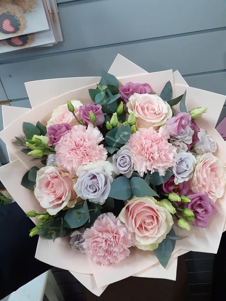 Букет цветов из: Розы, Гвоздики и Лизиантусы в Ярково Новосибирской области