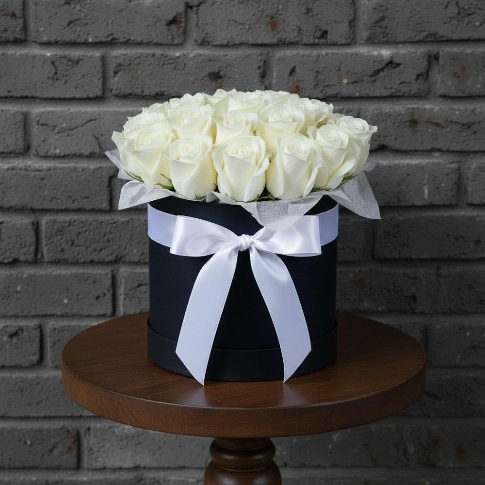 Цветочная композиция из Розы в шляпной коробке в Ярково Новосибирской области