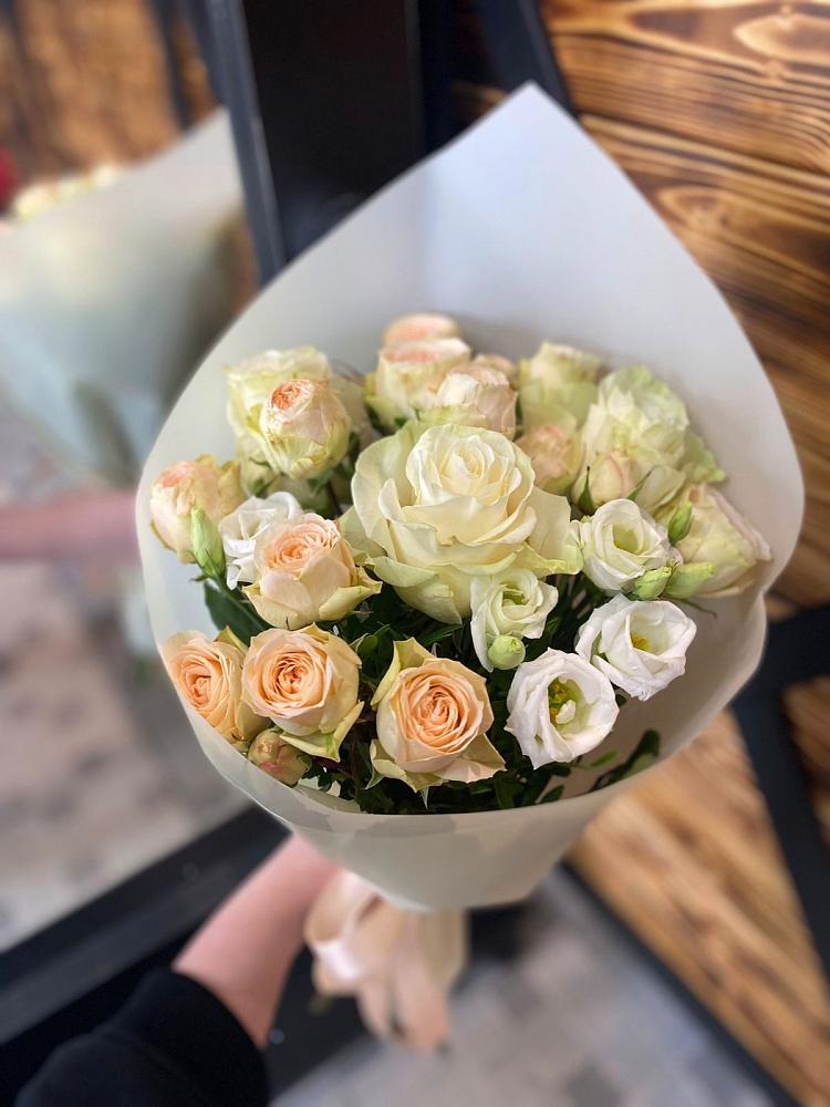 Букет цветов из: Розы и Лизиантусы в Ярково Новосибирской области