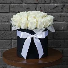 Цветочная композиция из Розы в шляпной коробке в Ярково Новосибирской области